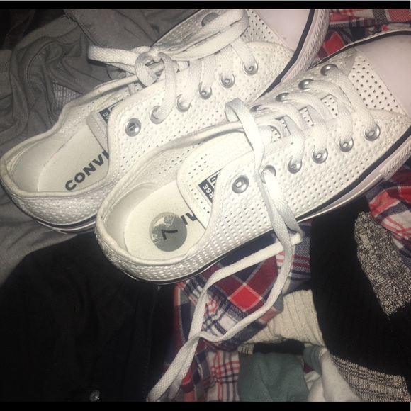 White converse - Picture 1 of 4
